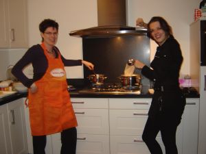 Wendy en Heleen in de keuken...