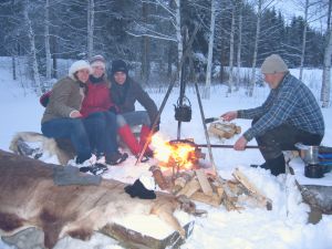 Timo, Hanneke, Judith en Leif aan het grillen na de sleetocht!
