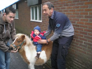 Bram op het paardje bij Ome Jan Stads en Martijn!